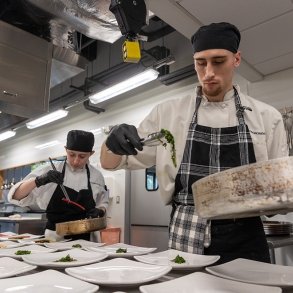 Students prepare food at Seasoned