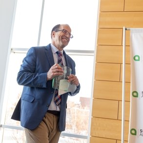 Rob Smith accepts his Trailblazers award at the 2025 induction ceremony.