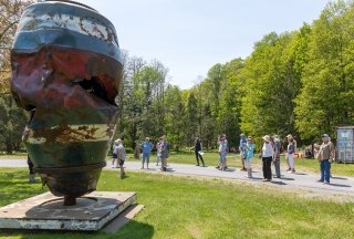 A group of Continuing Education patrons tours Salem Art Works