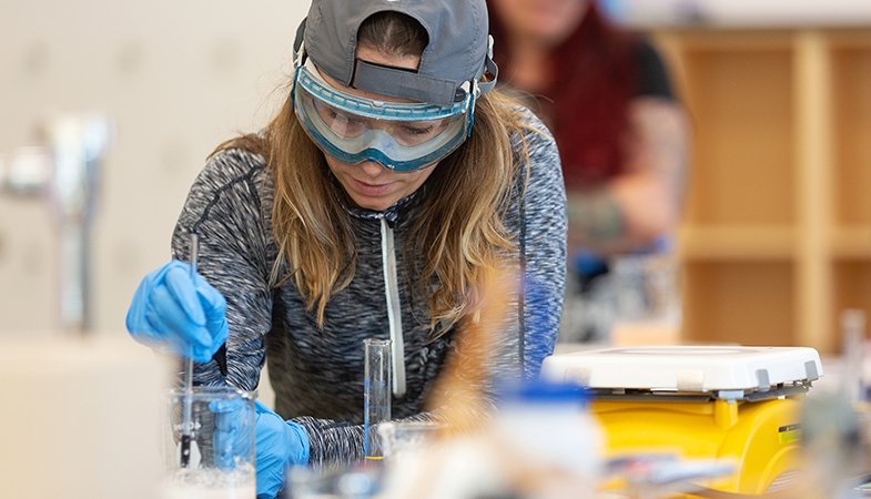 Female student working in the chemistry lab